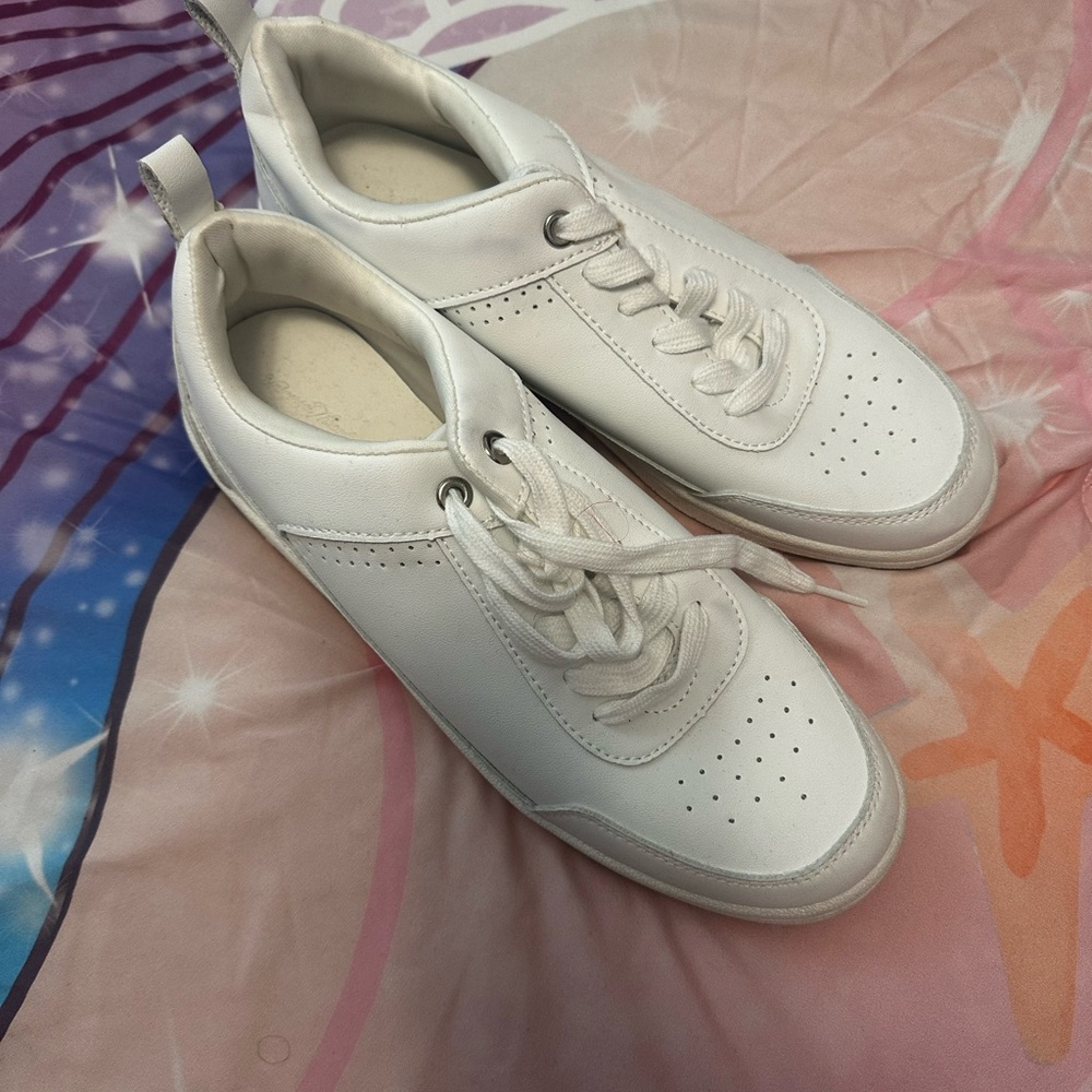 Universal Thread White Casual Sneakers